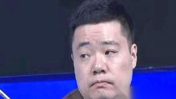 我跟你说个画面。
一个身家好几个亿的男人，蹲在英国一家平价超市里，对着货架上两盒