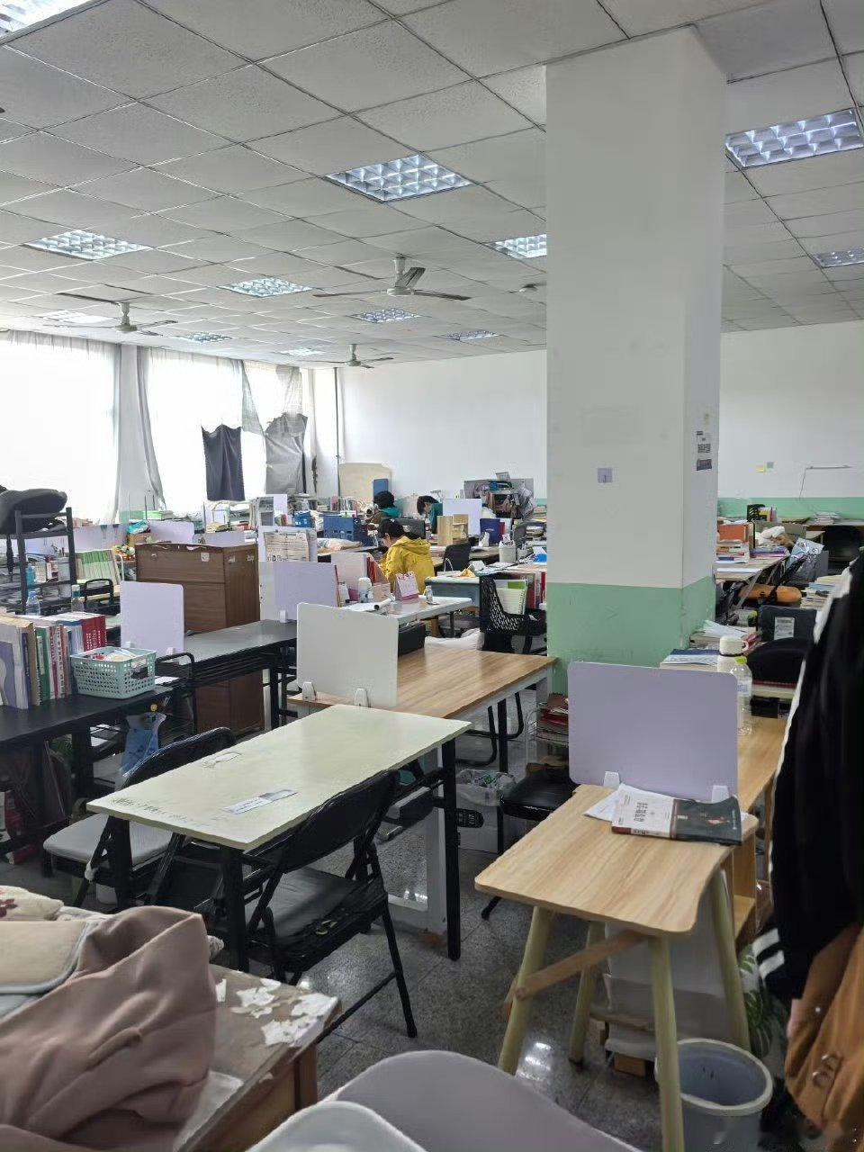 青岛大学宿舍 青大图书馆没有位置，考研教室座位紧张，大家都在楼道里考研 ​，很难