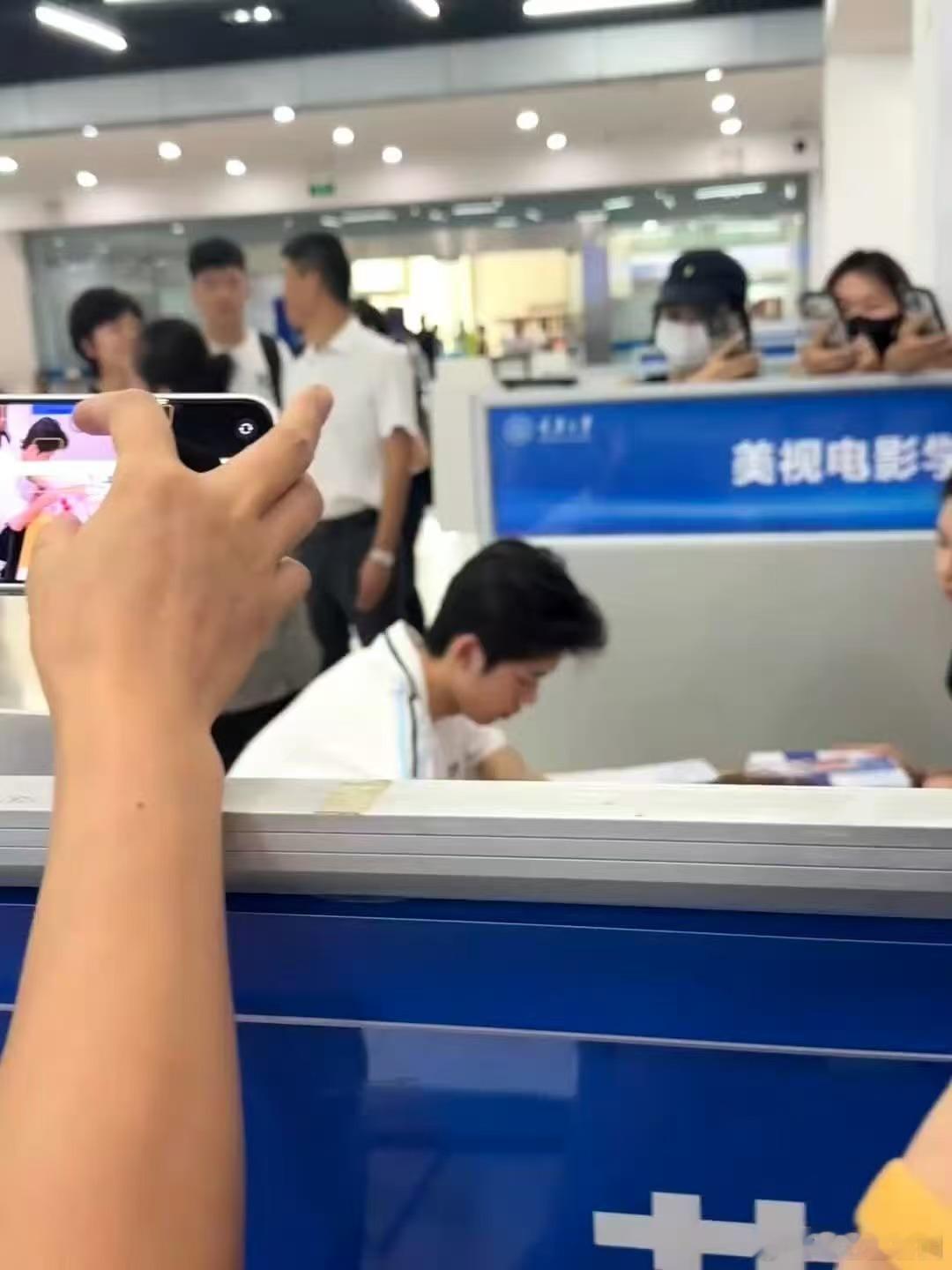 官俊臣重庆大学开学报道 ​​​小官正式成为大学生了，好优秀啊 ​​​