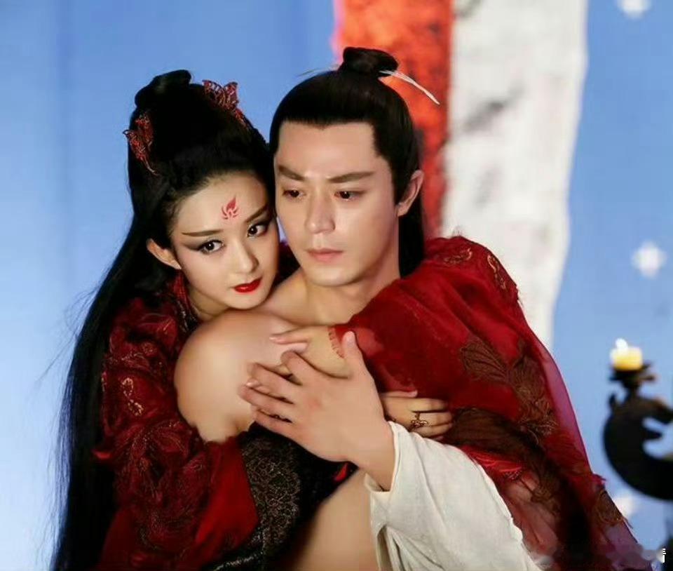 朋友有个疑问，明明赵丽颖演的花千骨名字也是花千骨，为什么是二番？ 