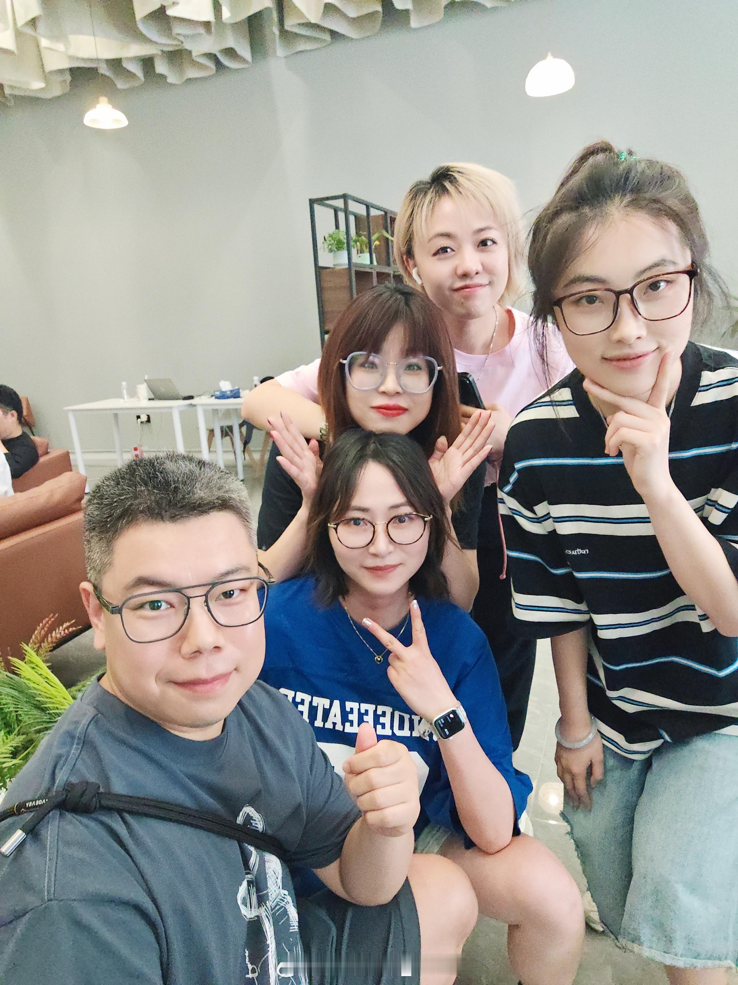咱们快乐的一部分[doge][doge] 新一代智己LS6增增增的6智己行业首发