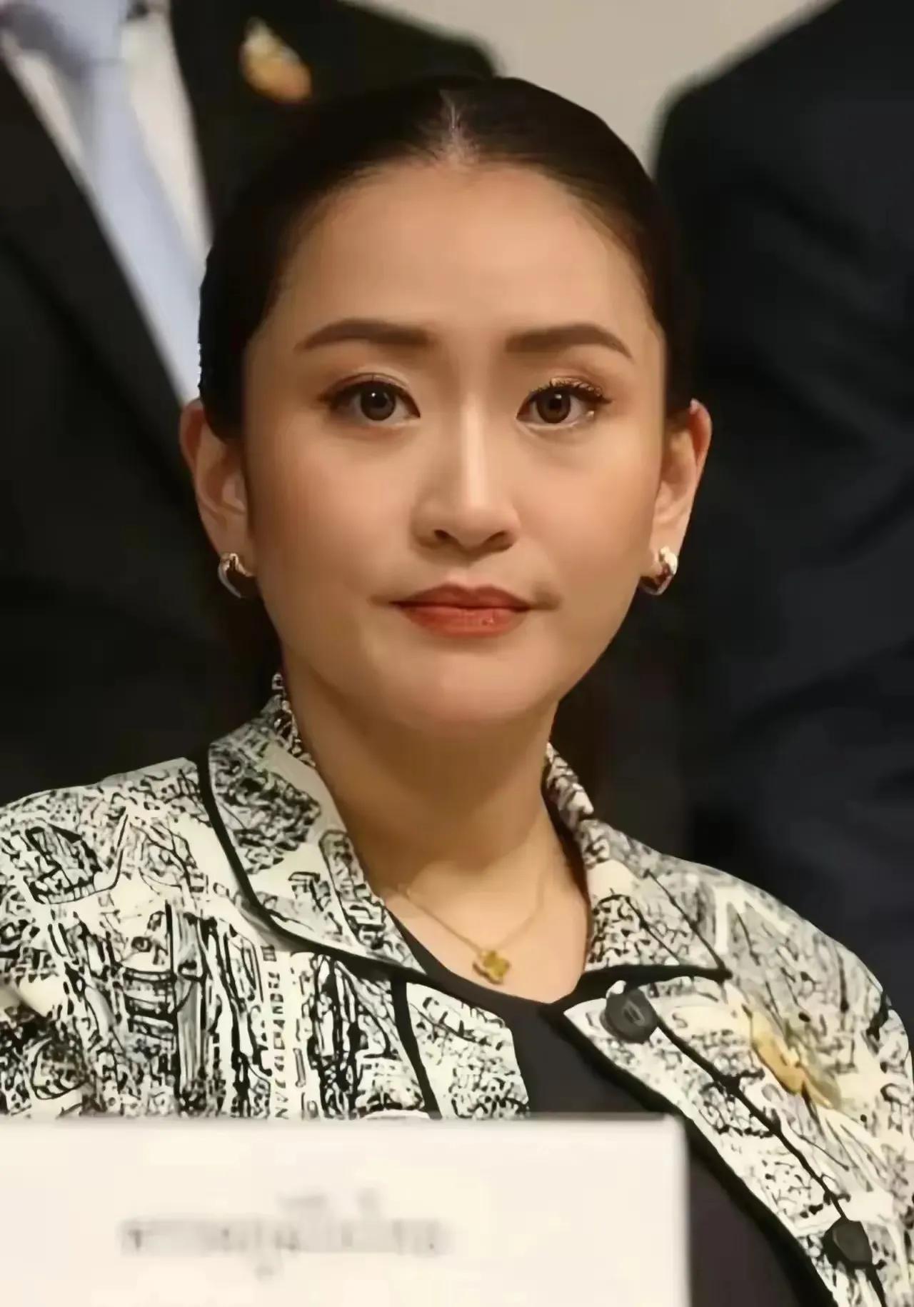 大家可能还不认识下面图片上的这位美女，她就是泰国新任总理———佩坦通！！这位总理