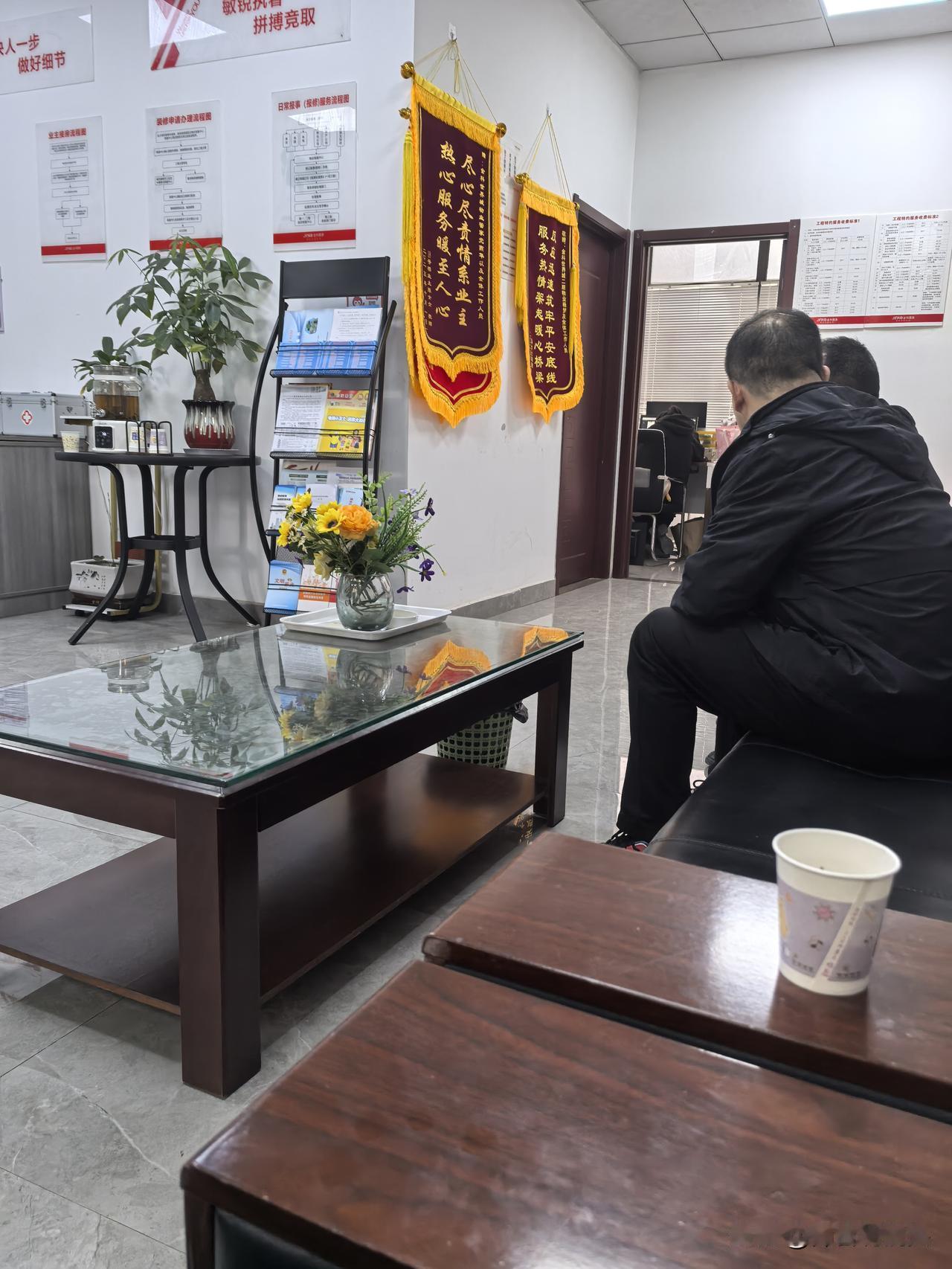 分享一下你随手拍的照片4月13日，沣西新城金科世界城物业办事。没想到物业来办事的