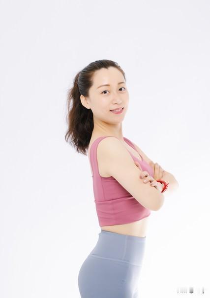 每天晚上七点半，陈姨准时出门散步。
我住她雇主家楼下，常看见她裹着那件深蓝色旧棉