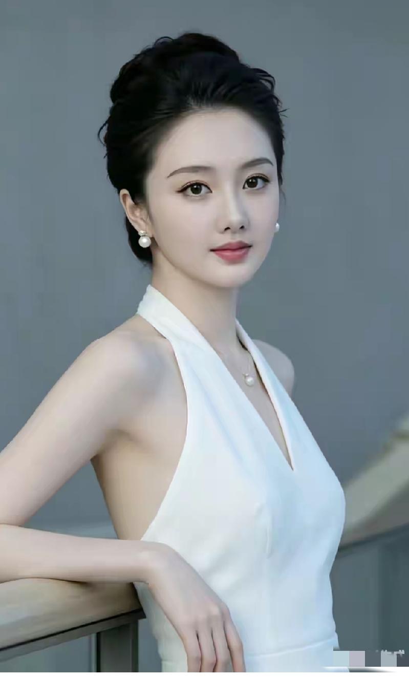 西施貂蝉也不过如此吧！

请用四字成语来形容图中美女的美貌。沉鱼落雁，评论区请接