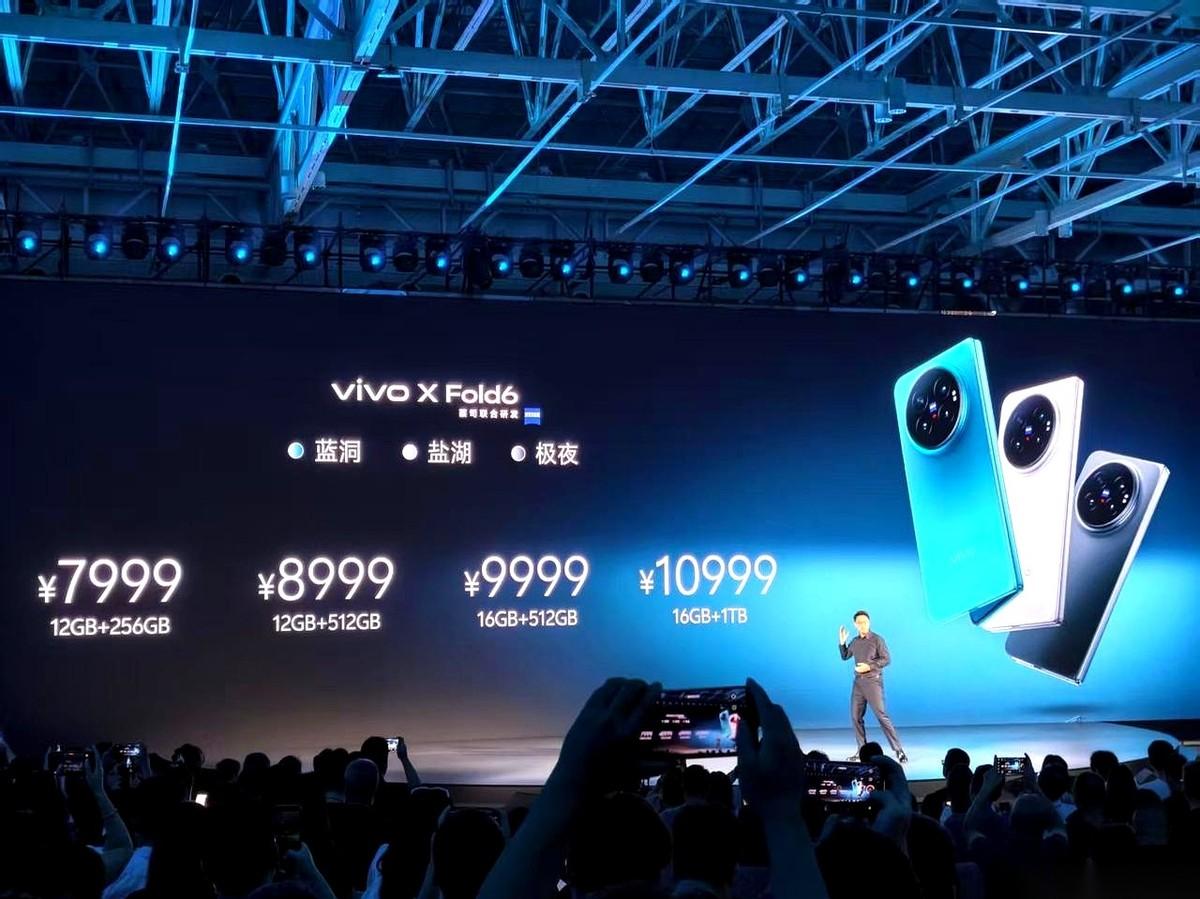 vivo X Fold6这波操作，直接把折叠屏的桌子掀了。
7999元的起售价一