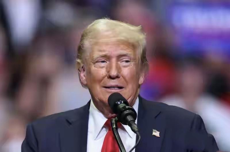 马克龙不愿加入和平委员会，特朗普：只要对法国红酒和香槟加征200%关税，他会加入