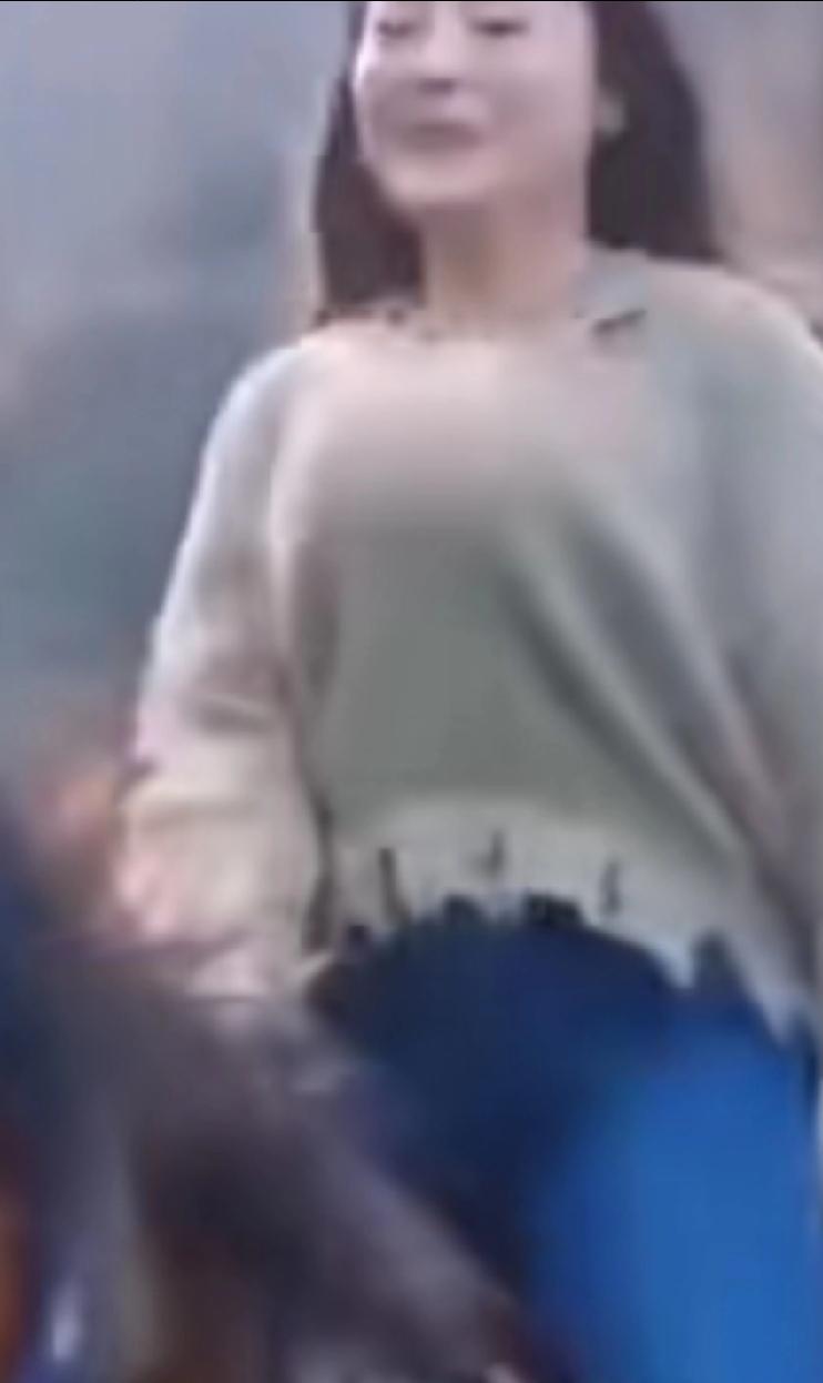 女子骑马瞬间，破涛汹涌尴尬到脸红，用手挡还挡不住，搞得自己都不好意思了
记得那会