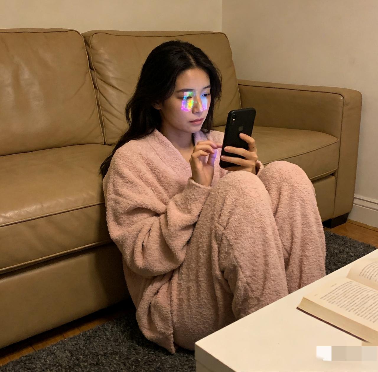 我发现现在好多人都这样过日子。

不逛商场，不走亲戚，不爱闲扯，

也没心思结交