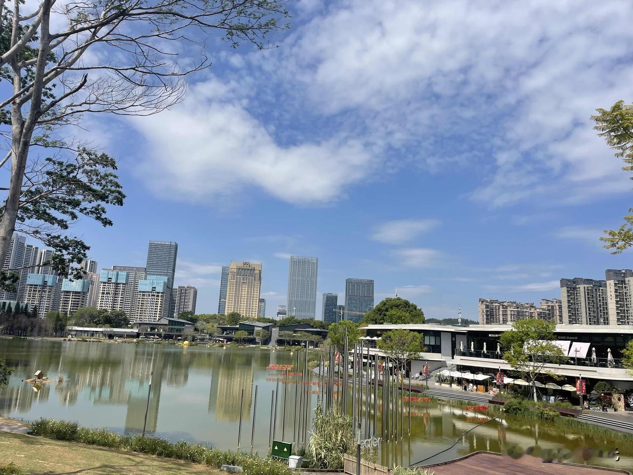 华润还是有两把刷子，龙岗大运中心现在是彻底盘活了，大运天地的商业+大运中心体育场