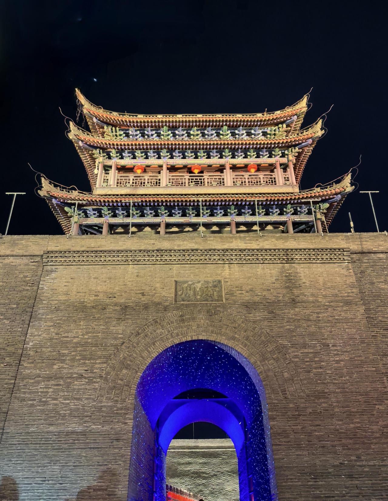 夜游榆林老街

远远地，就看见了那片灯火。

不是城市CBD那种冷白刺目的光，而