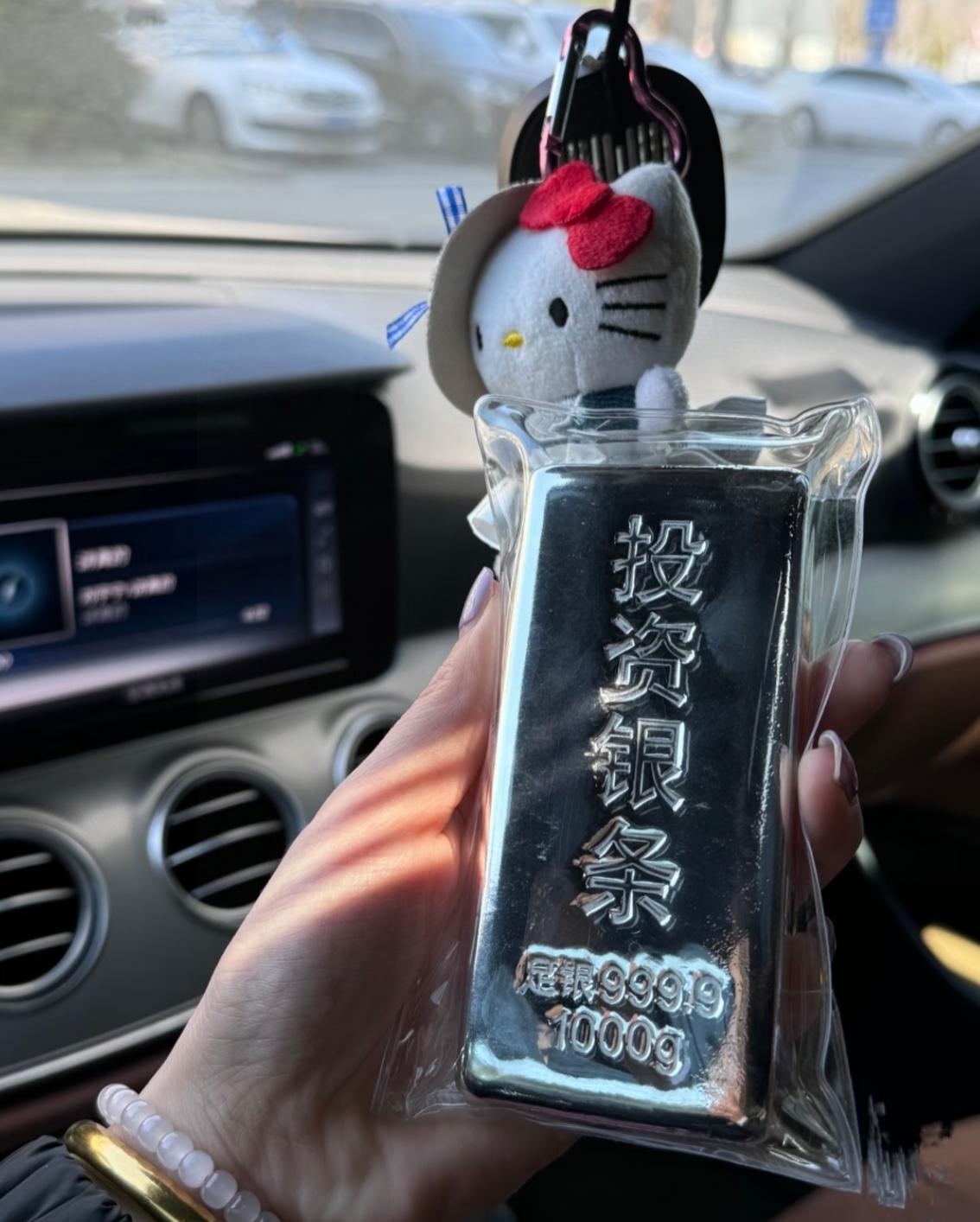 3月20日，
难怪都在买白银，
不是因为银价暴跌，而是因为今年白银
的市场不可限