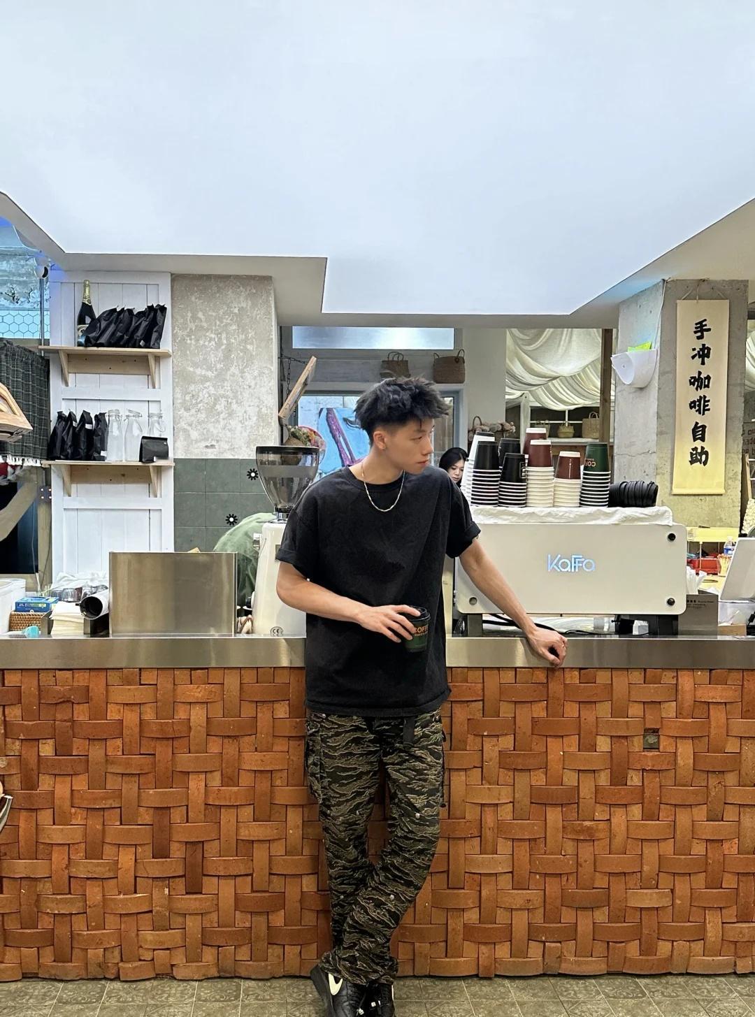真的没有故意耍帅☕️
今天喝什么
一些饮咖的松弛感 chill穿搭 极简穿搭
今