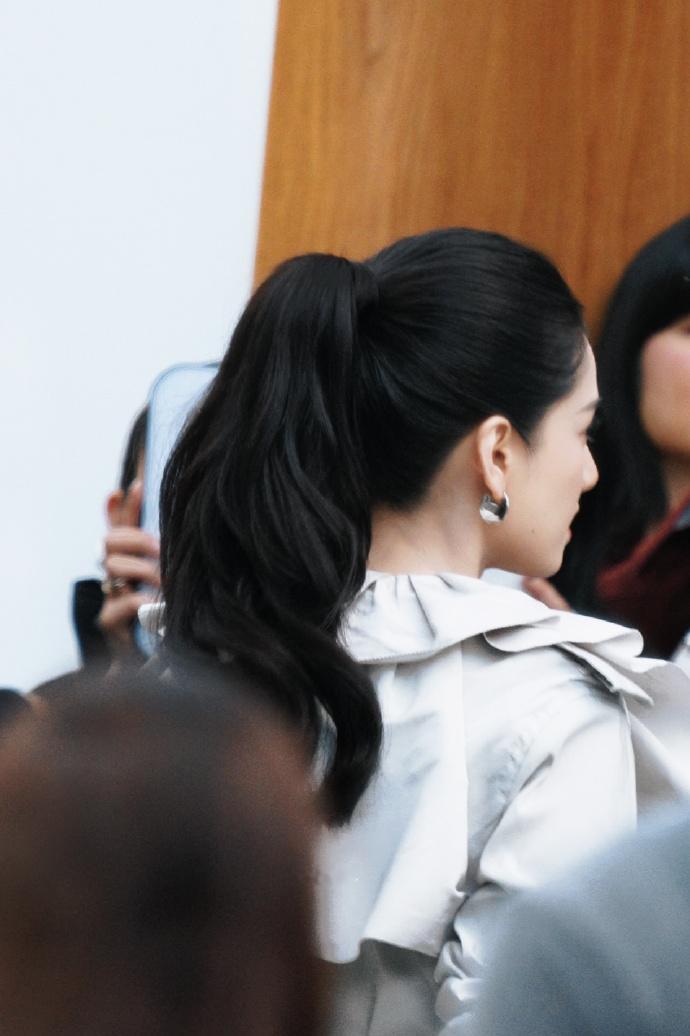 张婧仪[超话]张婧仪人群里最显眼的圆头 ​​​ 此女就这样顶着人群中最显眼的圆头
