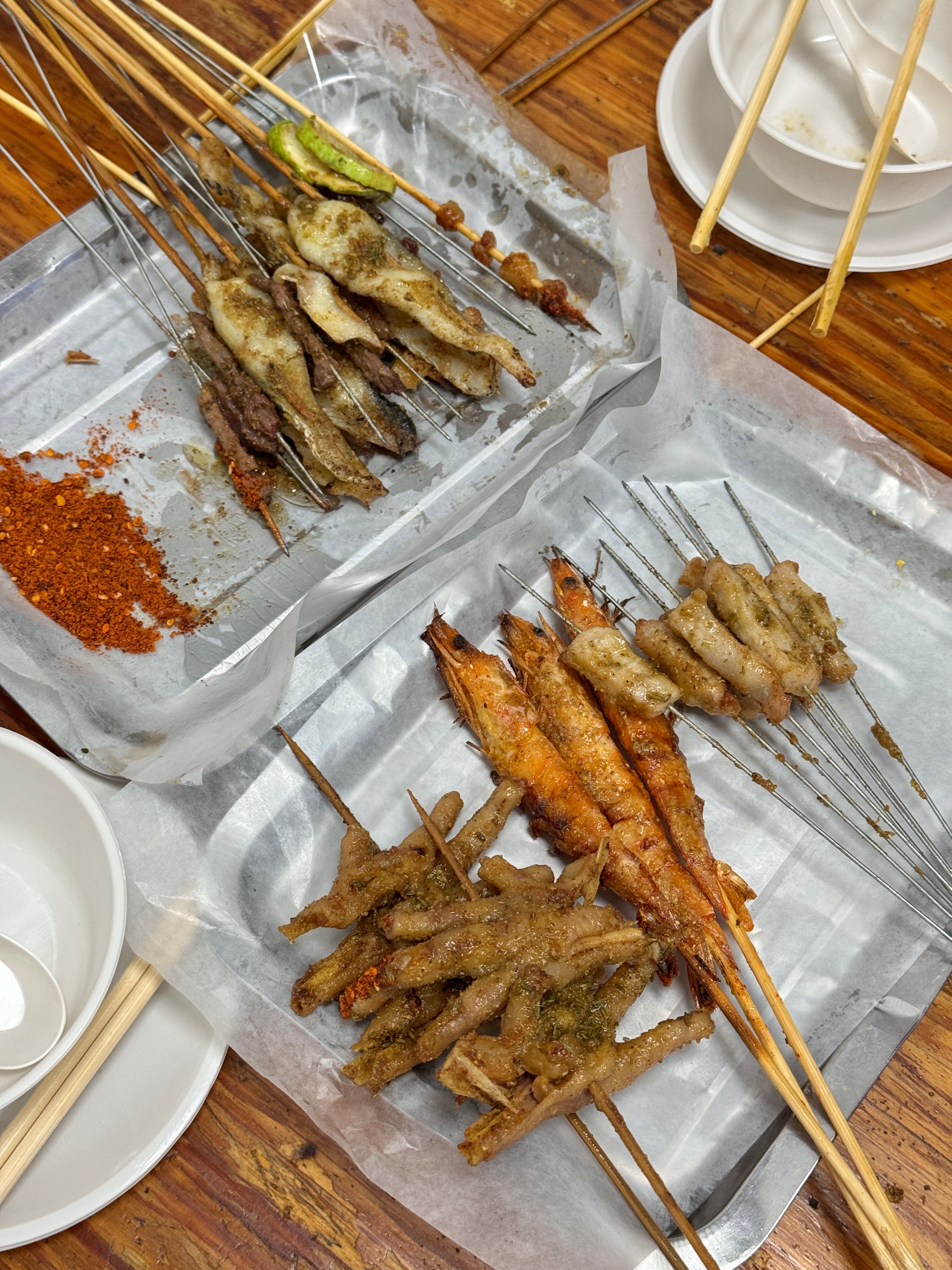 群友推荐的这家小哥烧烤好吃诶！本来要去吃数签签，结果还不到6点就坐满了要等好久，