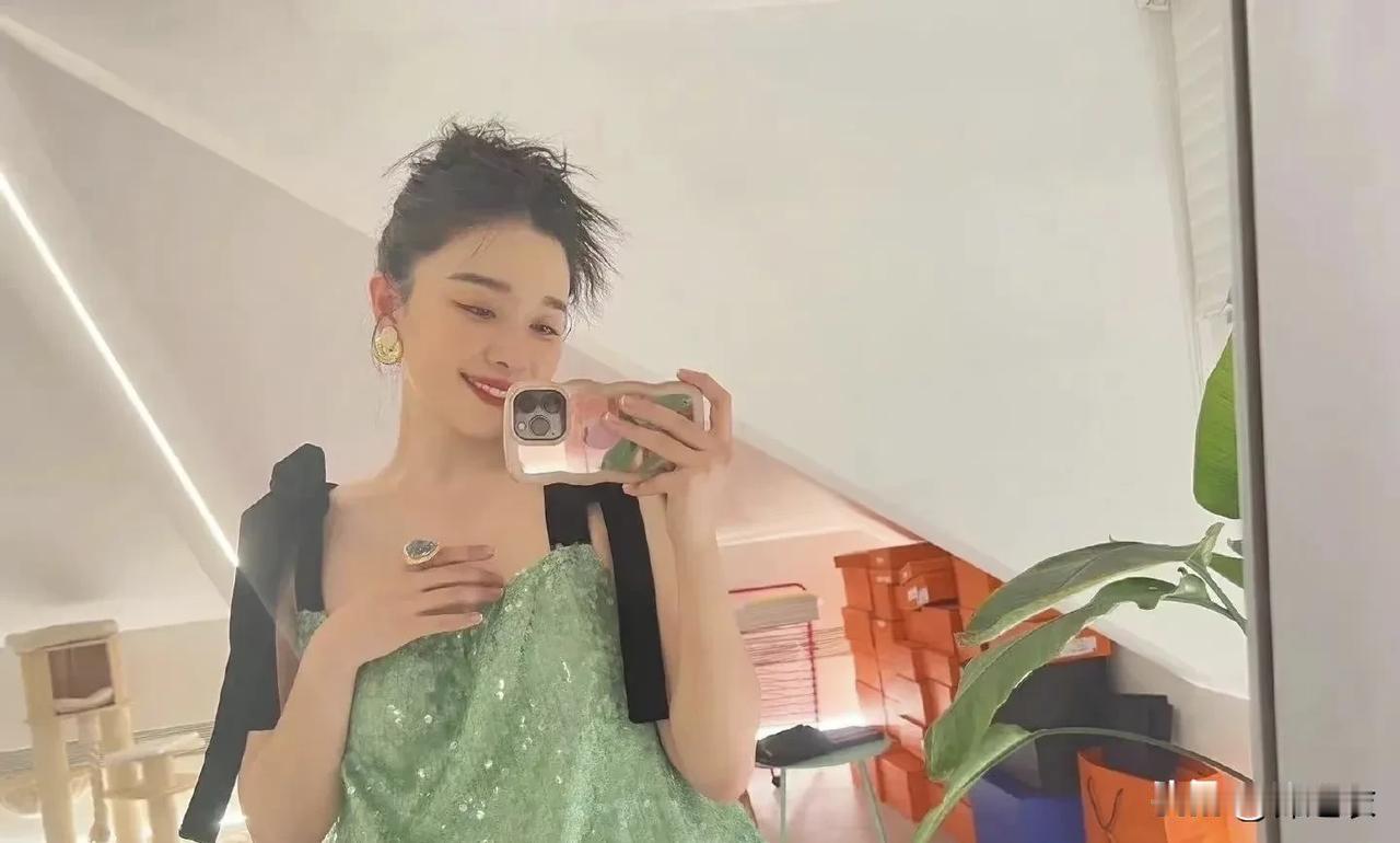 明星有钱是有钱，赚钱是赚钱，你得扛得住压力啊！因为他们可以说是一点自由也没有。