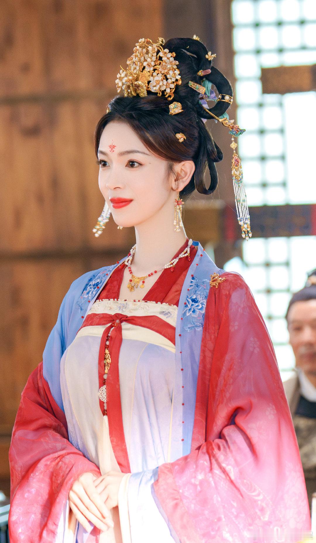 #陈瑶脸有多甜心就有多野# 甜美的陈瑶，在事业的道路上勇往直前，她的野心如同她的