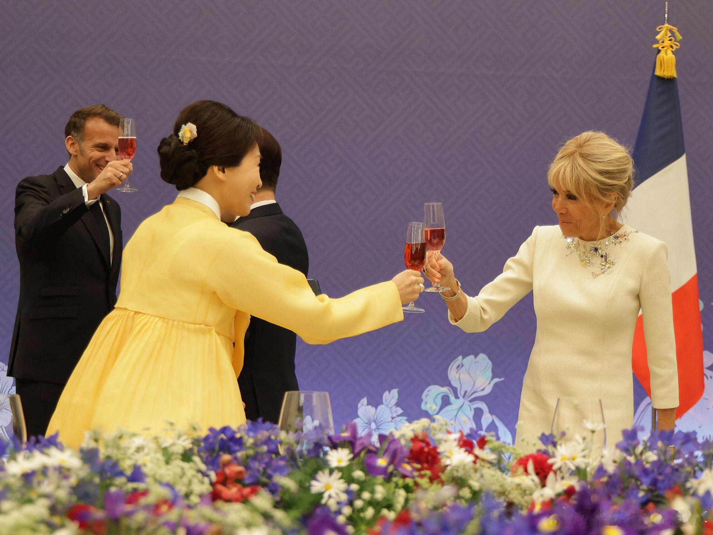 73岁的法国总统夫人和60岁的韩国总统夫人。法国总统马克龙携夫人访韩，两国第一夫