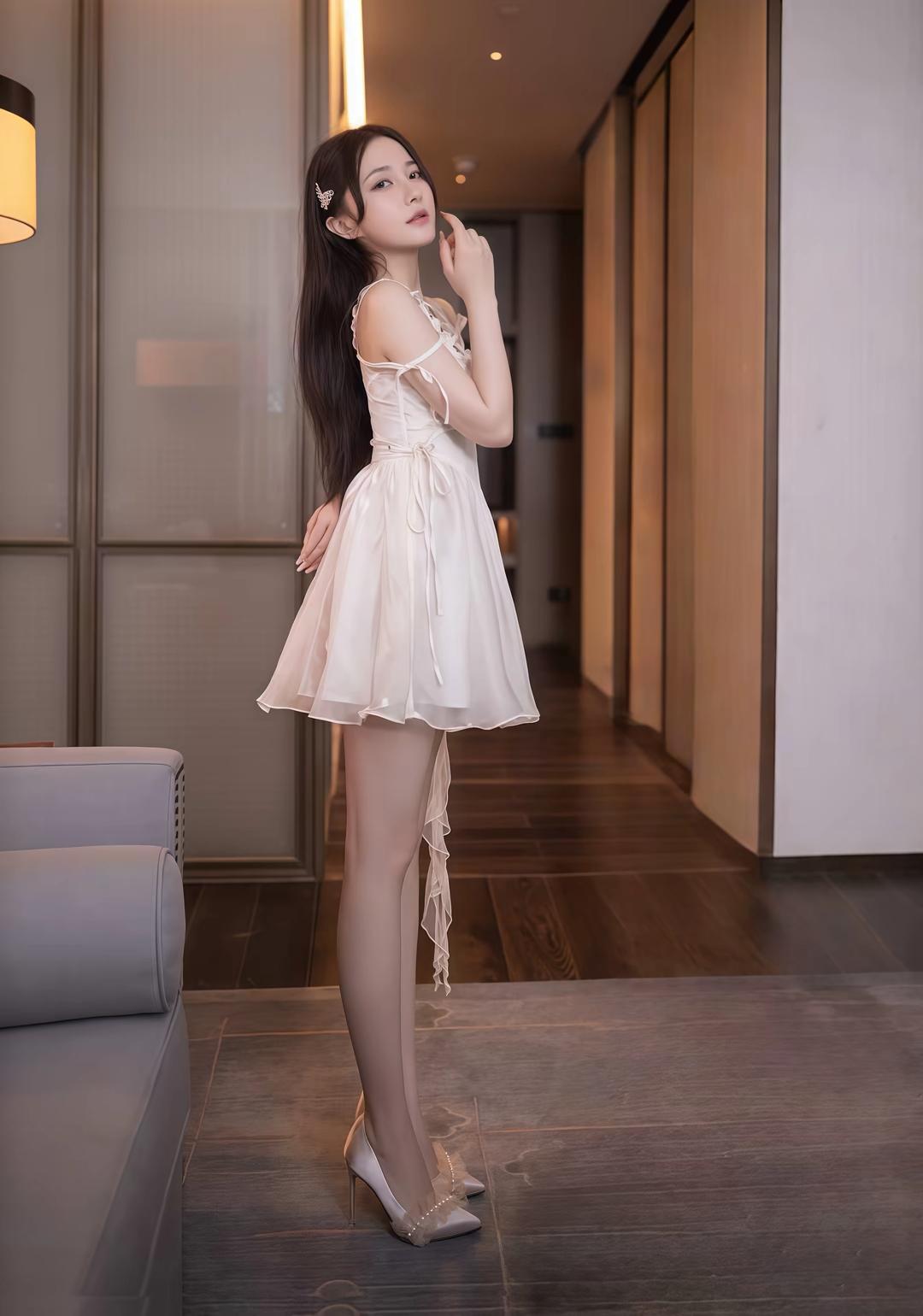 怎样穿搭能显示出温柔的女生气质?
这位佳人一袭米白色吊带纱裙，轻盈得像月光织就的