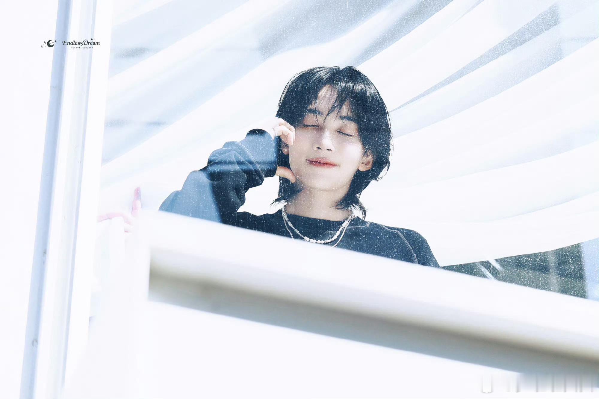啊啊啊尹净汉隔着玻璃比心♥️，今天穿的这套看着又乖又软的！！这波神仙饭撒，你也太