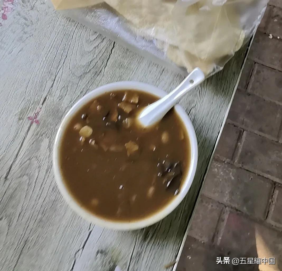 这就是传说中的河南胡辣汤

胡辣汤被河南人钟爱有其独特的地域风味，和源远流长的历