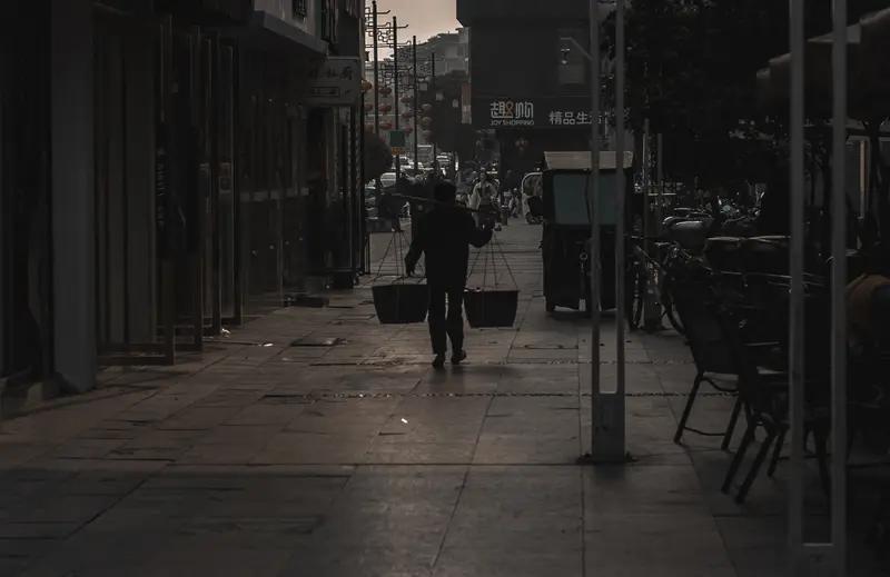 人是忙点好，还是闲点好？这还真不好说。人要是太闲，心就容易乱。就像老祖宗说的“心