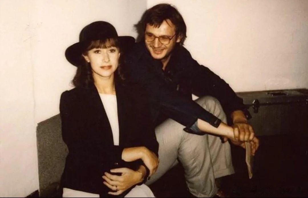 1983年连姆·尼森和海伦·米伦的一张合照 ​​​