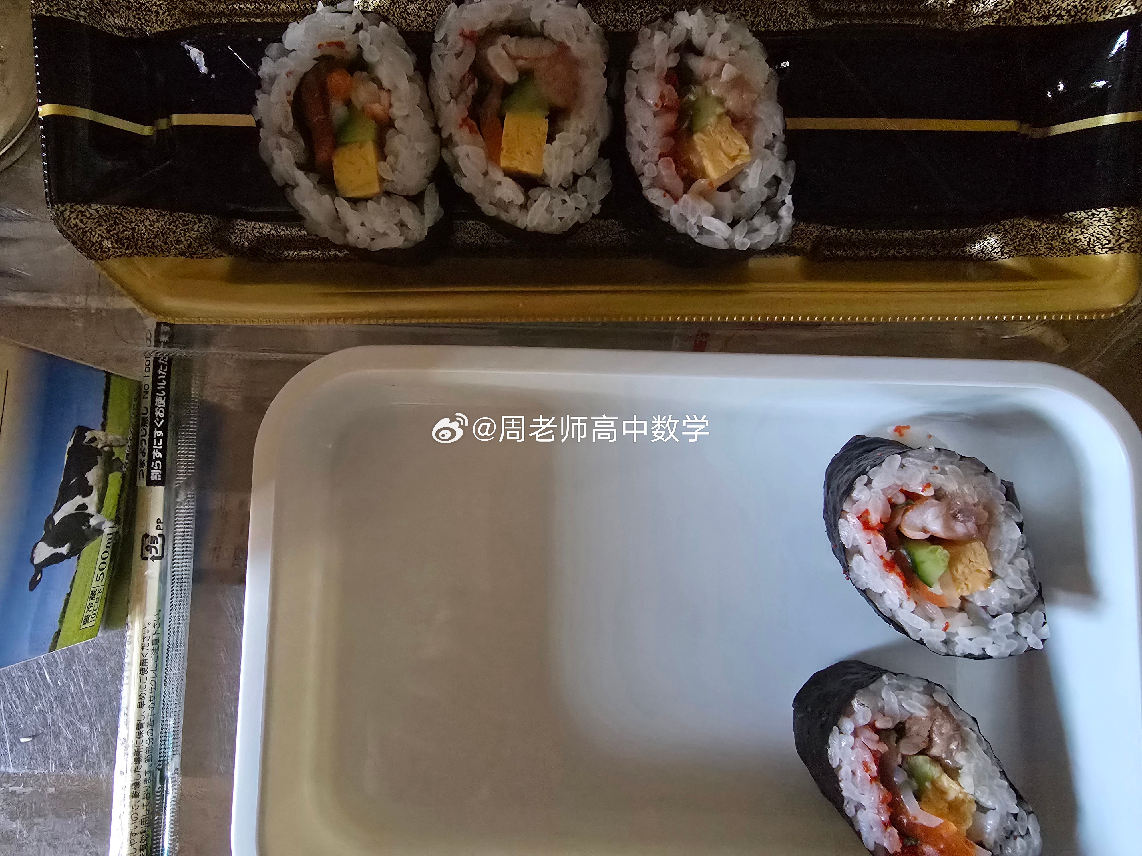 老二上周带便当，老师说‘‘怎么还有外包装，是买的吗？’’于是​这周我亲手放进了自