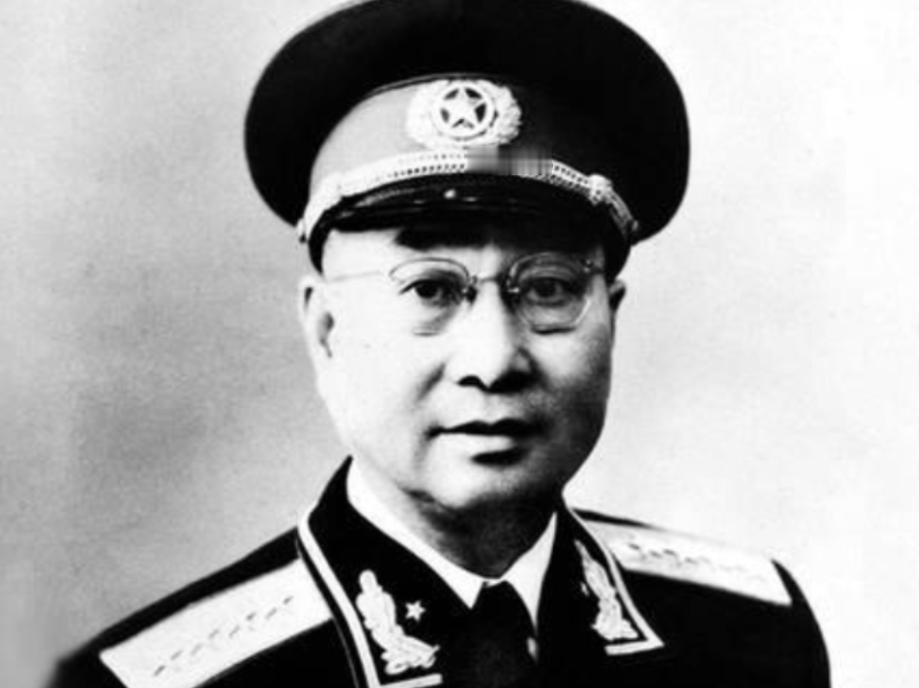 1955年大授衔时，毛主席见到陈赓，笑着问他：“怎么样，跟着我干可比老蒋强吧？”