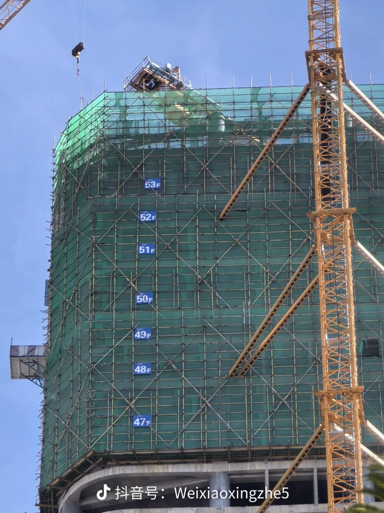 巫家坝龙湖金融中心的主塔即将迎来封顶倒计时了。
听工作人员说是在这个月也就是12