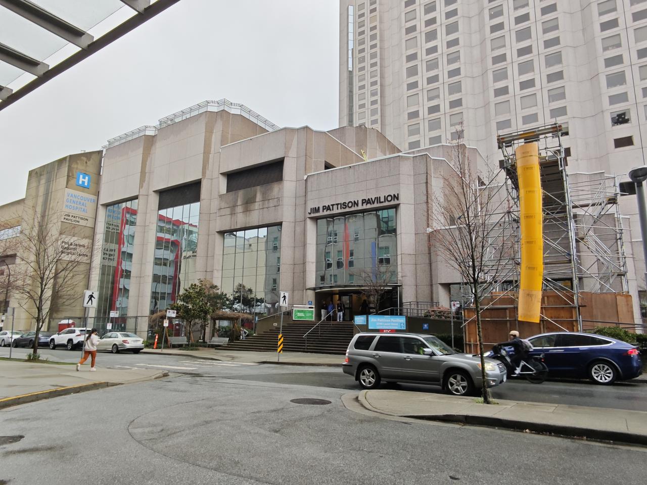 今天的温哥华天气怪异，在温暖的教室里上课，窗外是鹅毛大雪!

可惜必须集中精力上