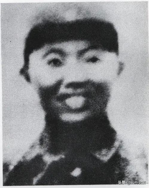 1942年，神枪手王凤麟遭到叛徒出卖，被日军重重围困在峭壁之巅，此时只剩下最后一