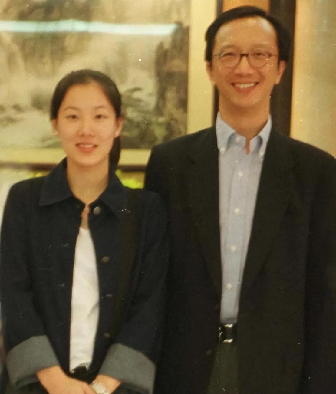 2019年，已经有了3个孩子的梁锦松，为了让41岁的伏明霞生4胎，花100亿买下