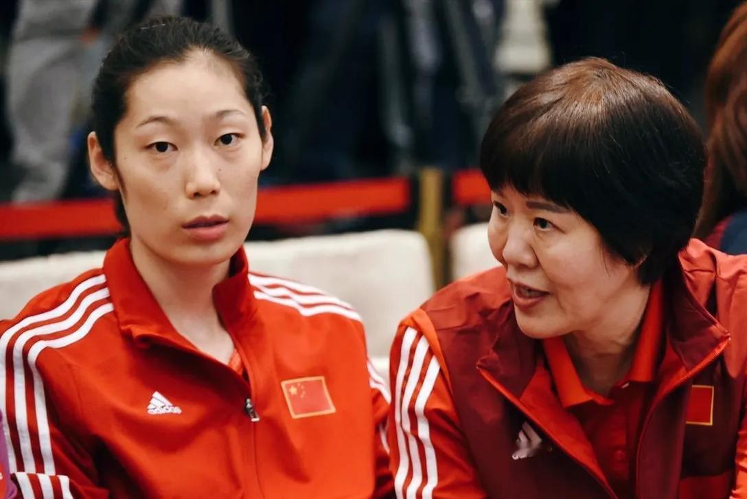 凌晨的意甲决赛，科内利亚诺1-3憾负米兰。镜头扫过朱婷，她正弯腰救起一个看似必死