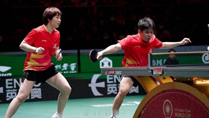 混团世界杯中国队对阵瑞典队，孙颖莎、王楚钦轮休，林诗栋 / 蒯曼出战混双。两人与