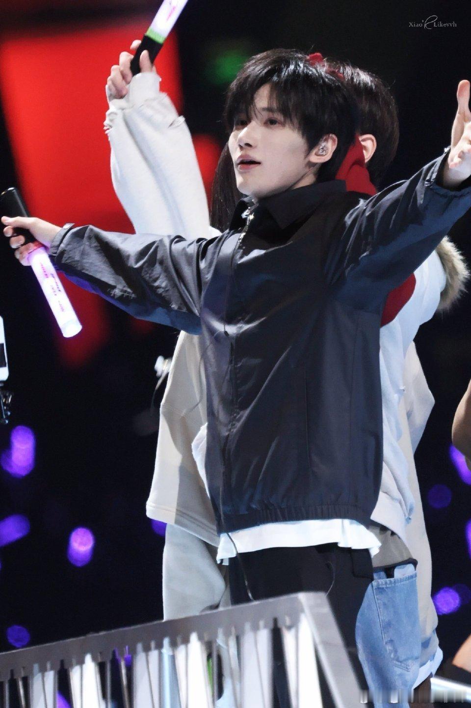 现场偶遇余宇涵✨ 看张杰演唱会，挥荧光棒、坐小火车、不小心脚滑，每一幕都好鲜活。