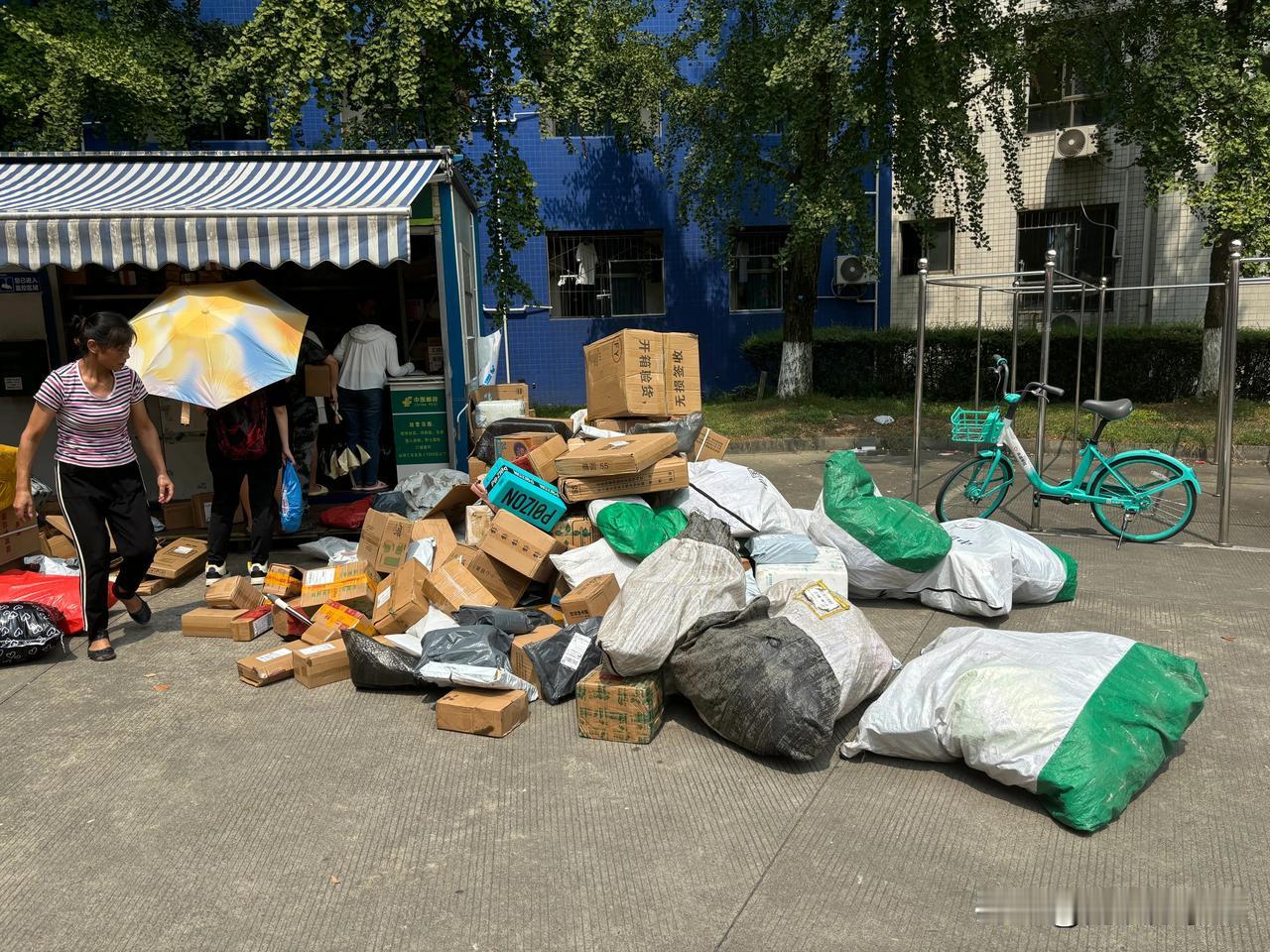 秋日生活打卡季这些快递都是从快递车上扔下来的，有些易碎快递真的不会碎吗？