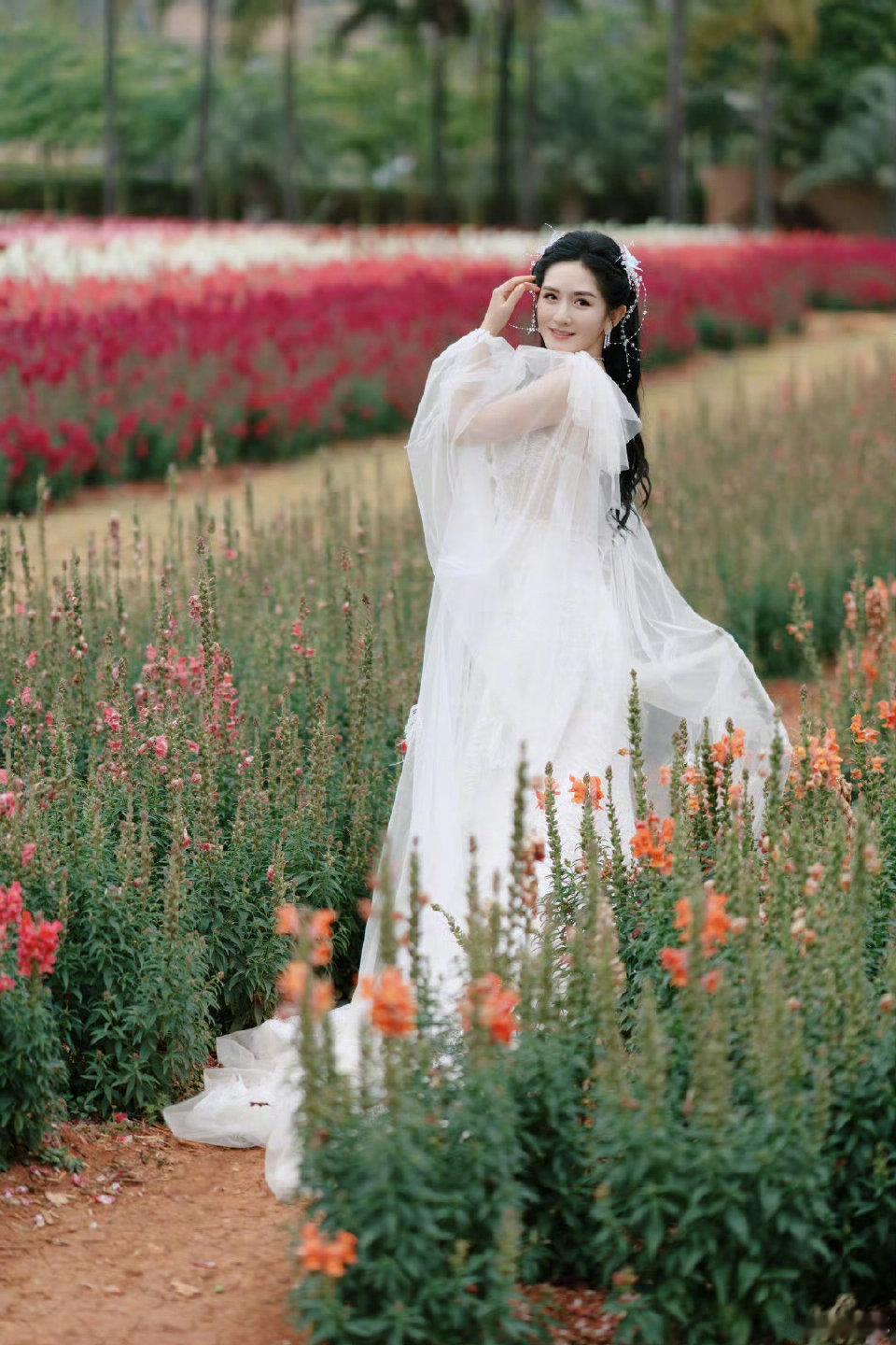 谢娜发文说手抖被大家的偏爱狠狠打动，谢娜发文说手抖，慌张里全是对舞台的赤诚与热爱