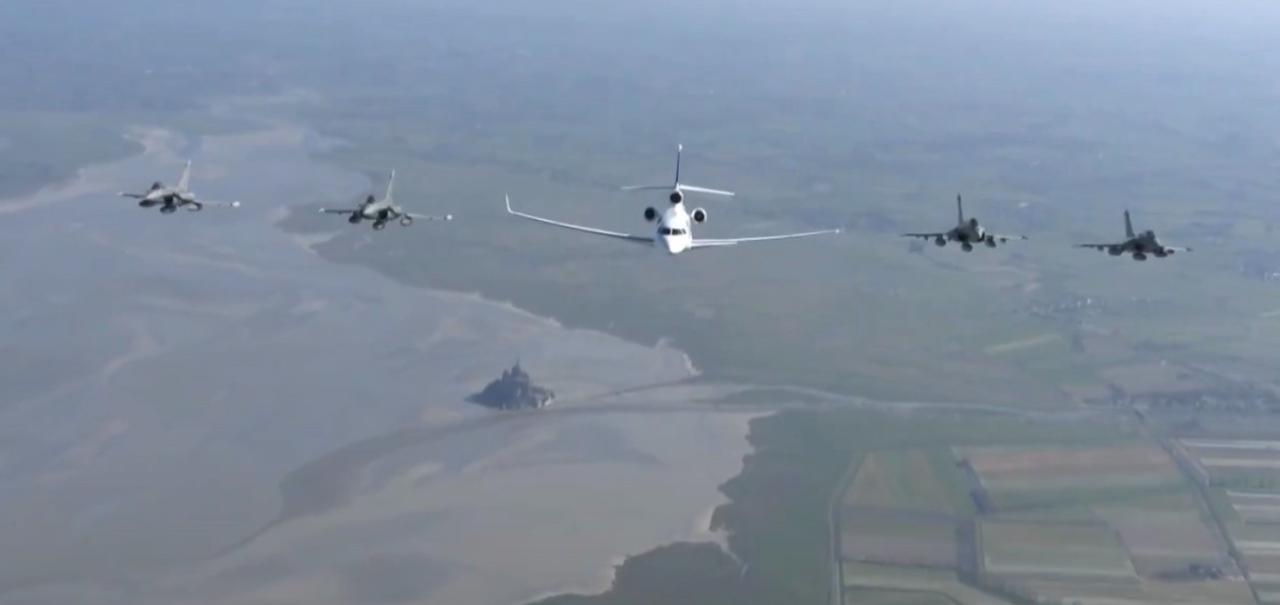 突发消息：《华盛顿邮报》今天报道，美国官员称，俄罗斯正向伊朗提供美国军舰和飞机在