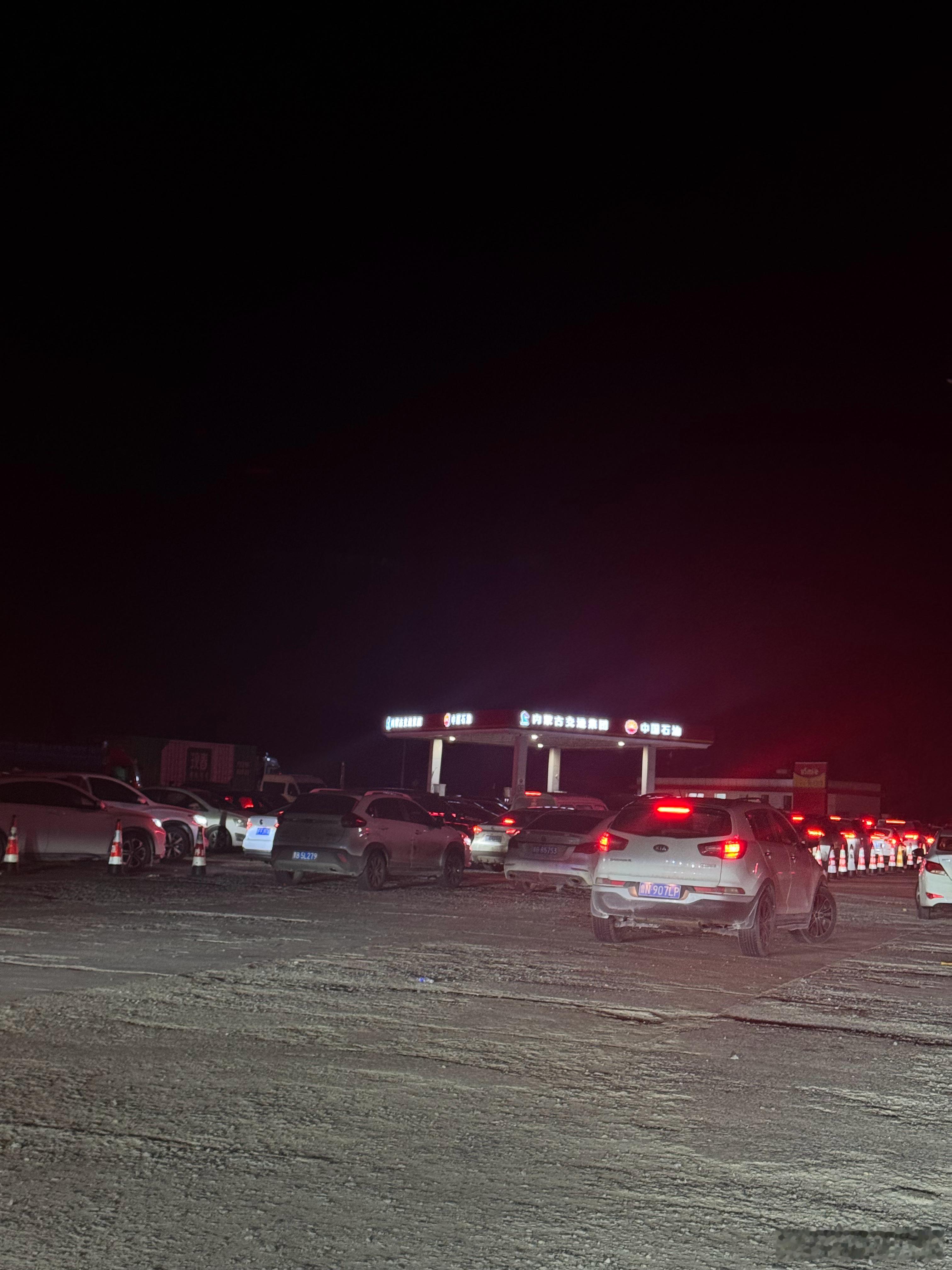 春节返程，初六深夜，加油排大队，充电降功率，永远的痛🤷春节返程