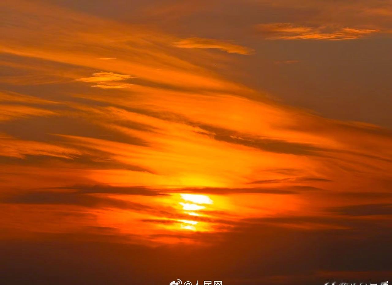 【分享美好！北京橙红色晚霞浪漫上线】1月7日傍晚，北京晚霞浪漫来袭。今日，北京朝