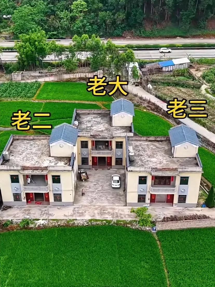 好奇！为啥老大的房子要退后一步，
三兄弟平排建不显得大气很多吗？[what]