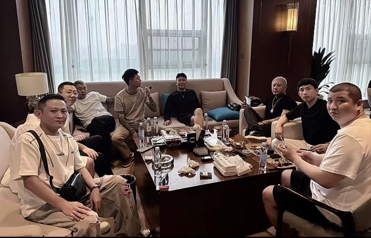 这是什么时候的照片啊？这还是二孑爷了吗？ 