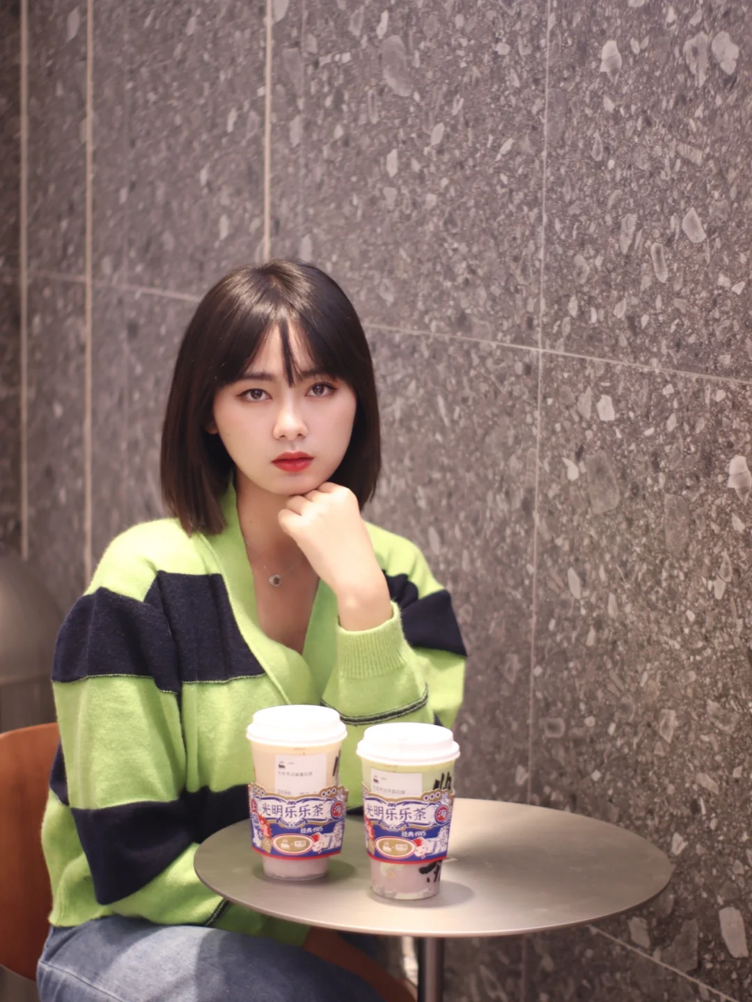 短发女孩👧请你喝奶茶哦