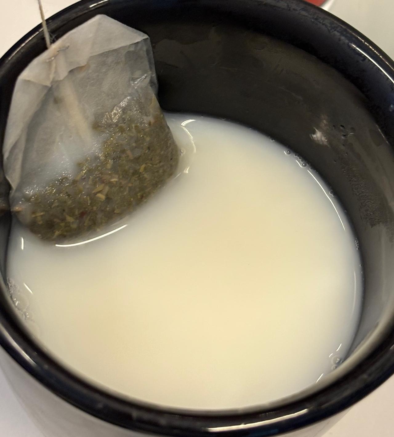 市面上那些一二十元的奶茶比得上我的自制奶茶吗？

半杯热水泡茶10秒，然后取出茶