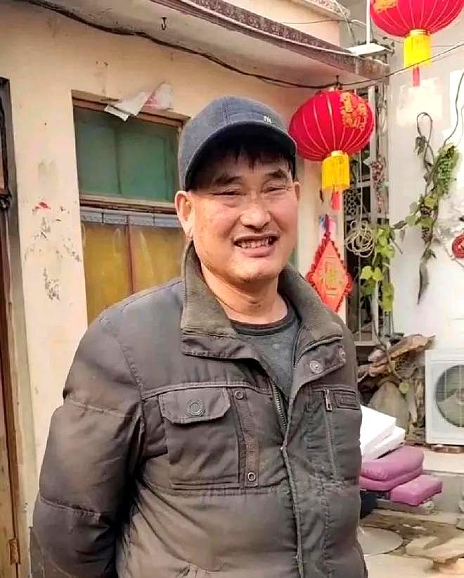在山东泰安的活动上，被问年轻人为什么偏爱他时，他没抢功，反倒把话递给后辈：现在的