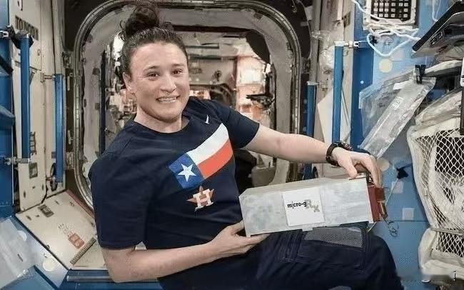 美国女宇航员竟然在空间站上打洞……神舟二十号载人飞船在轨期间疑似遭遇空间微小碎片