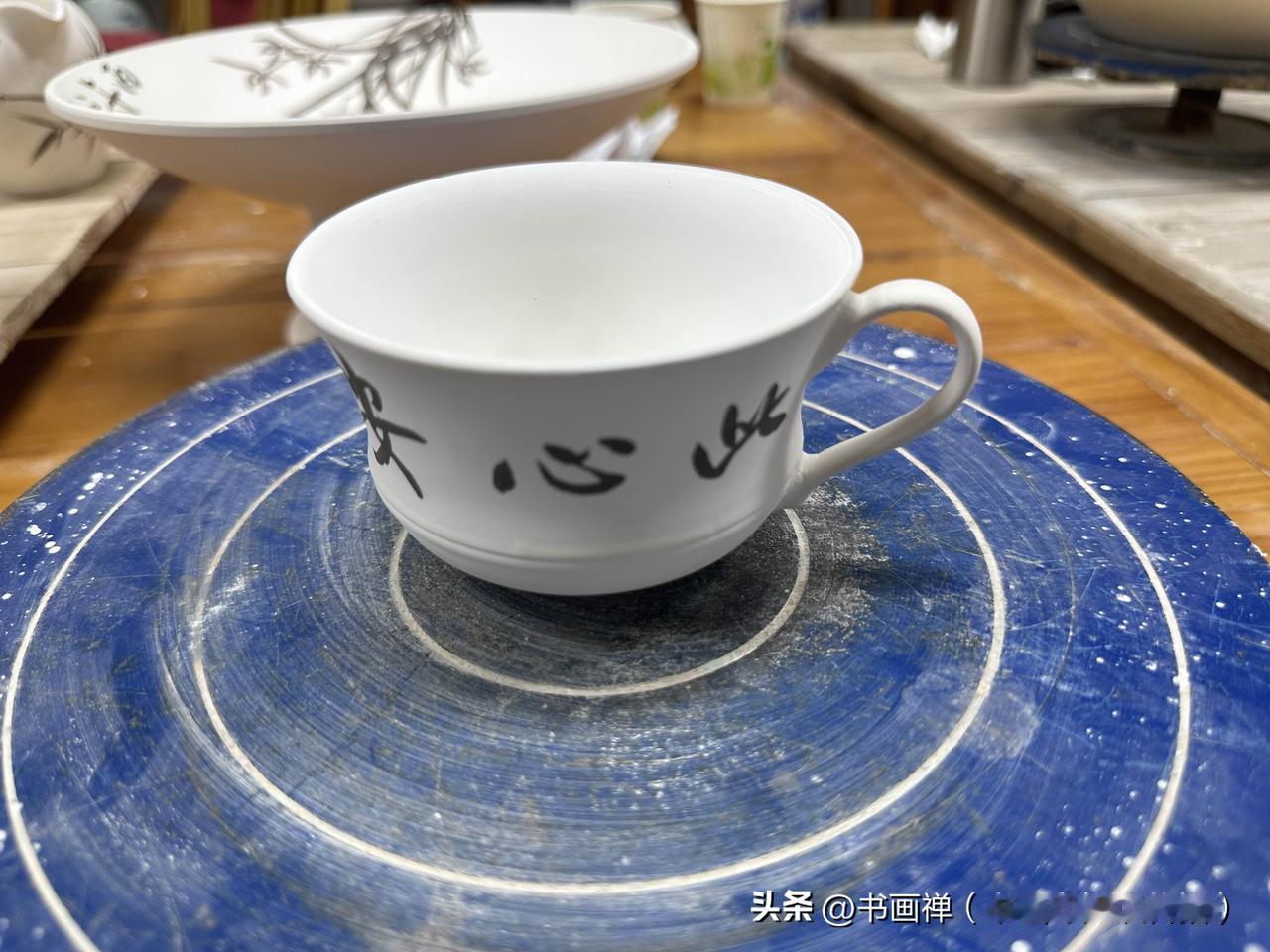 我相册里还真有杨春画瓷的照片。看那细腻笔触勾勒出的图案，仿佛每一笔都带着创作者的