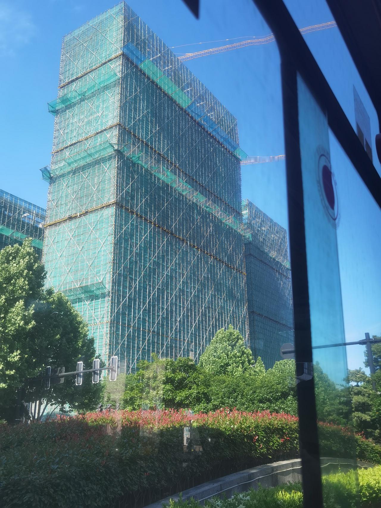 今天乘26路路过尚都中心，尚都中心这样已绿了4年了。不知还要绿多少年？
好像尚都