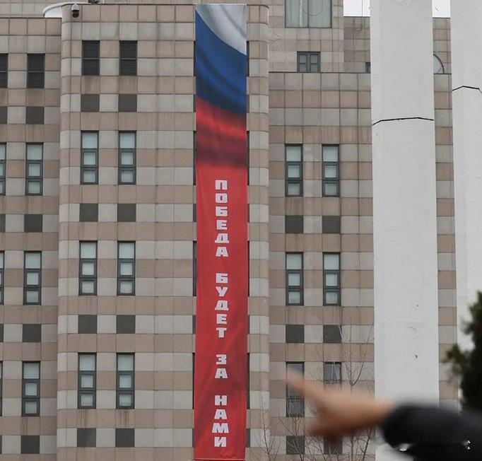 韩国要求俄罗斯撤下胜利标语被拒！在俄乌问题上，韩国表现的很谨慎，不过还是有自己的